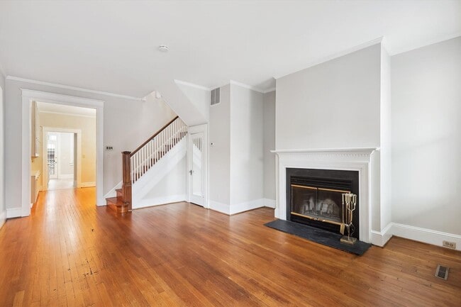 Building Photo - Newly Renovated: 4 Bed 2 Bath on 5th Stree...
