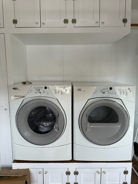 Washer/Dryer - 1023 W Gardner St
