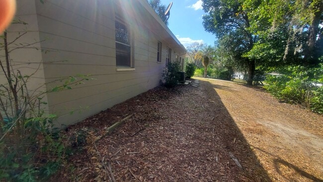 Building Photo - Large 3 Bedroom, 2.5 Bath with large Den and Family Room in Rainbows End, Dunnellon, FL