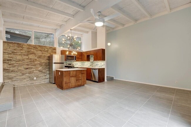 Building Photo - 803 Azie Morton Rd