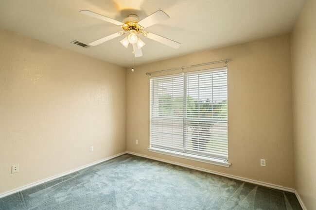 Building Photo - Spacious 3 Bedroom, 2 Bath Home on Quiet Dead-End Street
