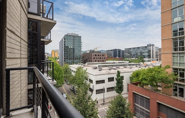 Building Photo - 1/2 Month FREE: Rare Streetcar Lofts Gem w/ Parking & Utilities