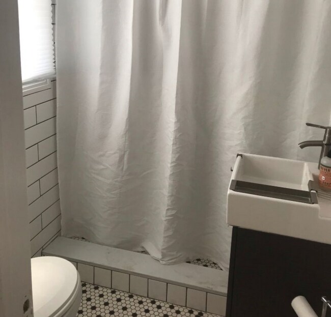 Building Photo - 3023 E 5th St