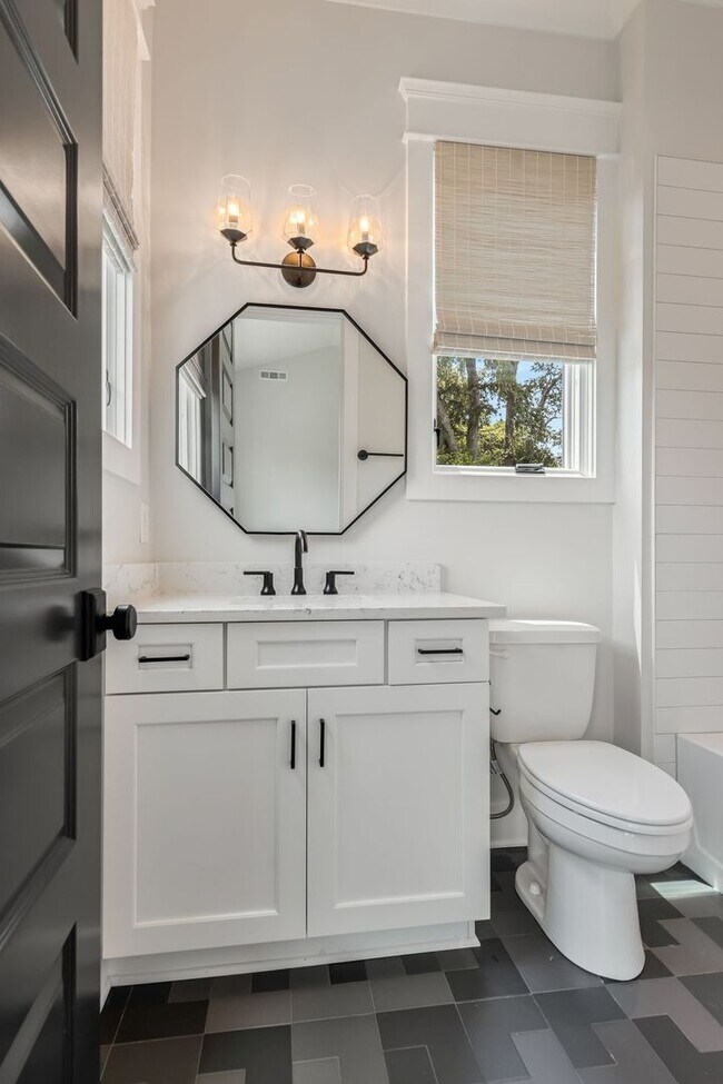 Building Photo - BEAUTIFUL CUSTOM BUILT HOME. 12 SOUTH ACRO...