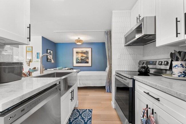 Building Photo - Beautifully Updated & Furnished 1 Bedroom in Lake Front Complex!