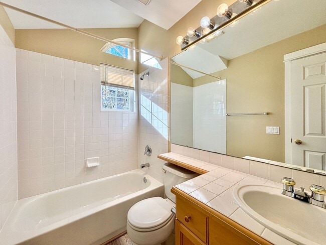 Building Photo - Beautiful 2bed townhome for rent in Bellevue