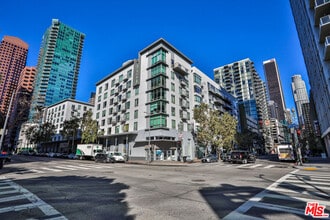 Building Photo - 645 W 9th St