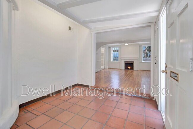 Building Photo - 8451 La Mesa Blvd