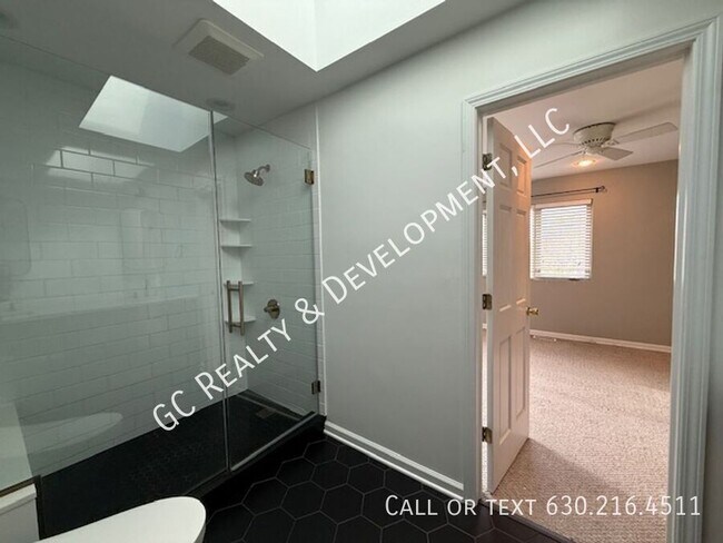 Building Photo - 220 Des Plaines Ave