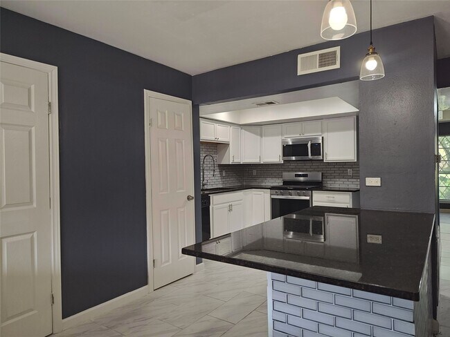 Building Photo - 2252 Shadowdale Dr