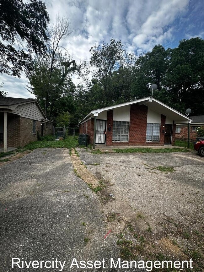 Building Photo - Charming Duplex Near University of Memphis...
