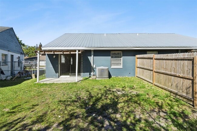 Building Photo - 1336 Fairway Dr