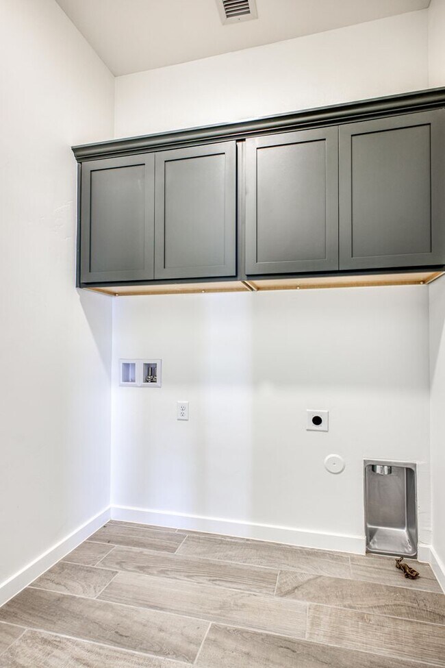 Building Photo - Beautiful East side House 4 bed-2.5 baths, part of The Overlook Casa Club that includes Swimming ...