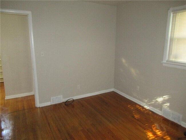 Building Photo - 535 Heather Ln