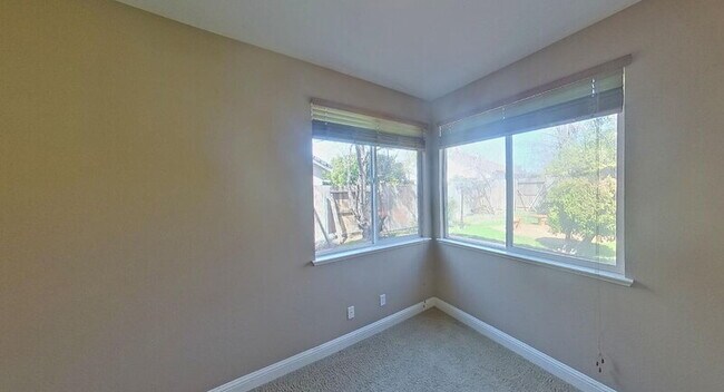 Building Photo - 1692 Woodhaven Cir