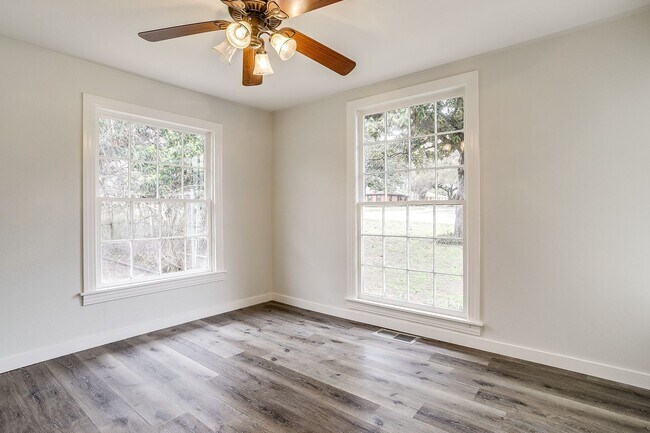 Building Photo - Fully Remodeled 3 Bed, 2 Bath Home in River Oaks w/ Basement- 76114