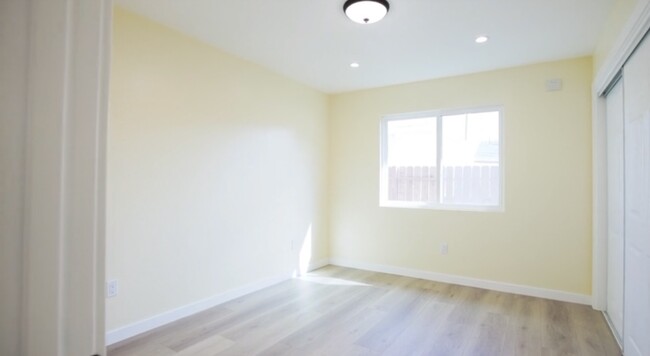 Building Photo - 1433 W 253rd St