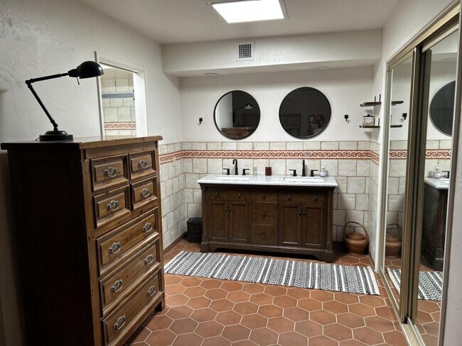 Building Photo - 449 E Paseo Chuparosas