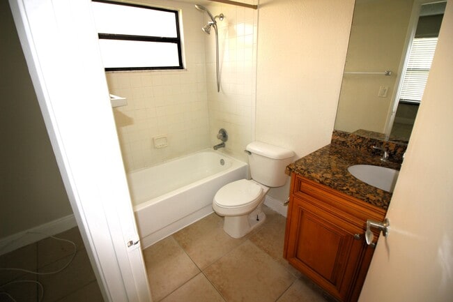 Building Photo - 1513 Lake Crystal Dr