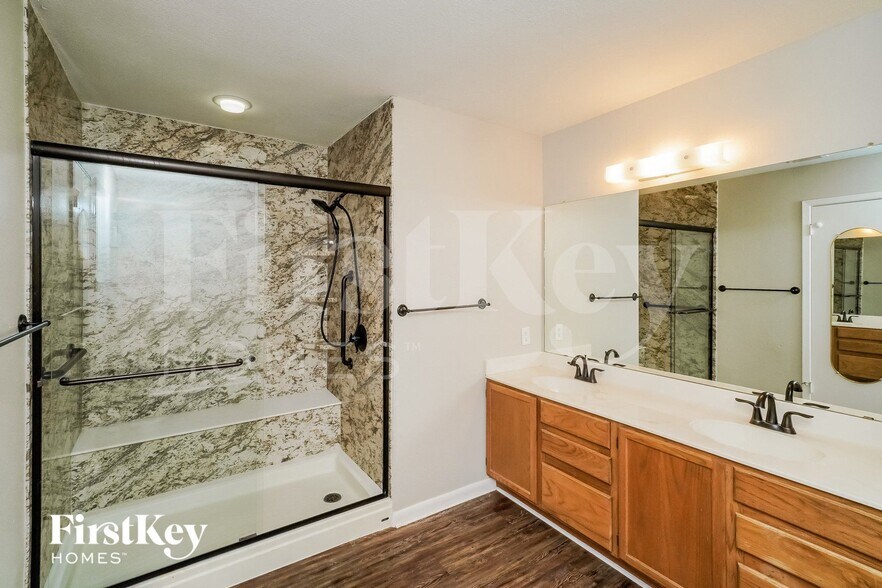 Building Photo - 14219 N Hills Village Dr