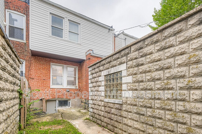 Building Photo - 824 E 33rd St