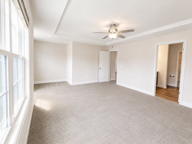 Building Photo - 2120 Lunsford Dr