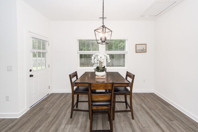 Building Photo - 4 Bedroom 3 Bath Home in Windsor Hill - North Charleston