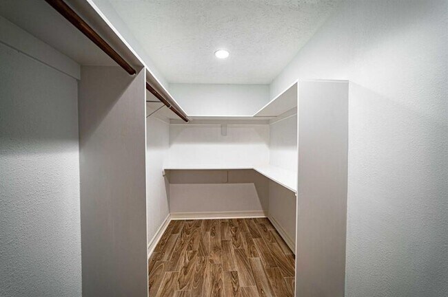 Building Photo - Newly Renovated 4-bedroom Home Inside the ...