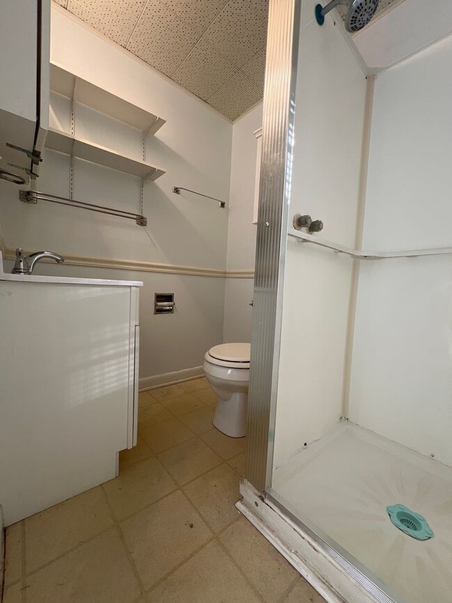 Building Photo - 4 Bedroom Available August 2026! Monthly r...
