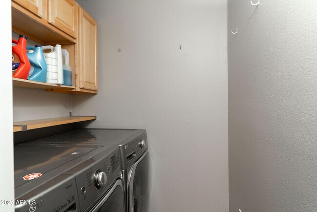 Building Photo - 332 E Geneva Dr