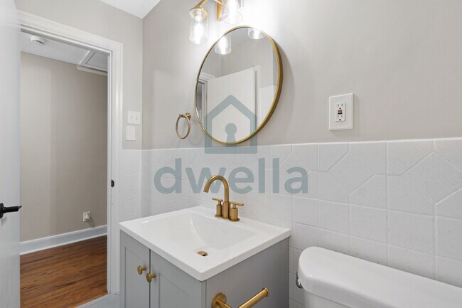 Building Photo - "Charming 5-Bedroom Oasis with 2 Full Bath...
