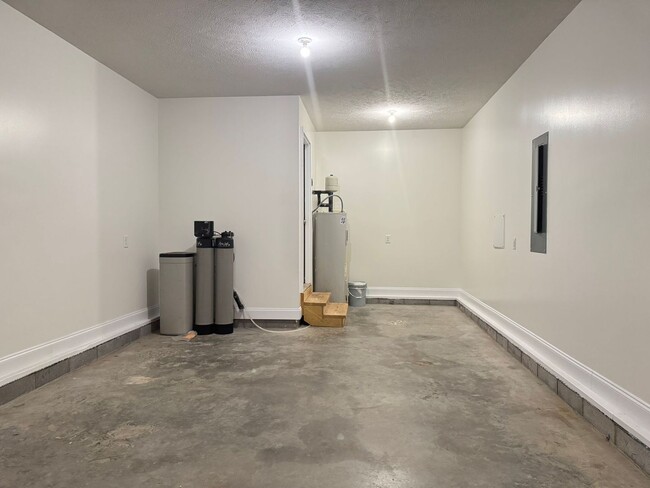 Building Photo - Move in Special! Beautiful Home Built in 2...