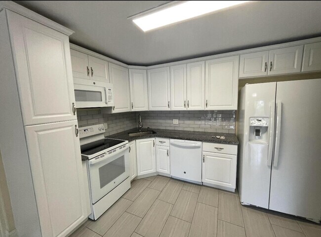 Building Photo - 205 Foxtail Dr