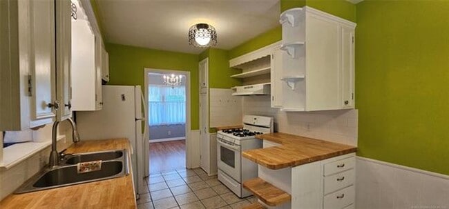 Building Photo - 3-bedroom, 1 bathroom, 1 car attached gara...