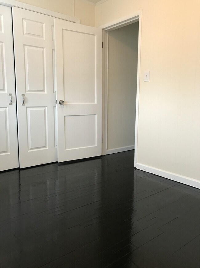 Building Photo - 3 Bedroom Townhome in Morrell Park - Finis...