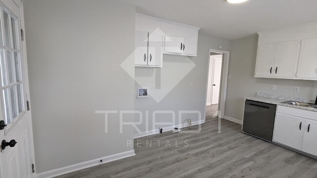 Building Photo - Renovated 3bed/1bath in Greensboro!