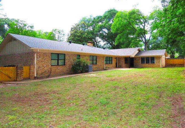 Building Photo - Updated 5 bedroom, 3 bathroom home in Tyle...