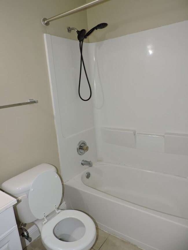 Building Photo - Convenient to NAS and Corry!