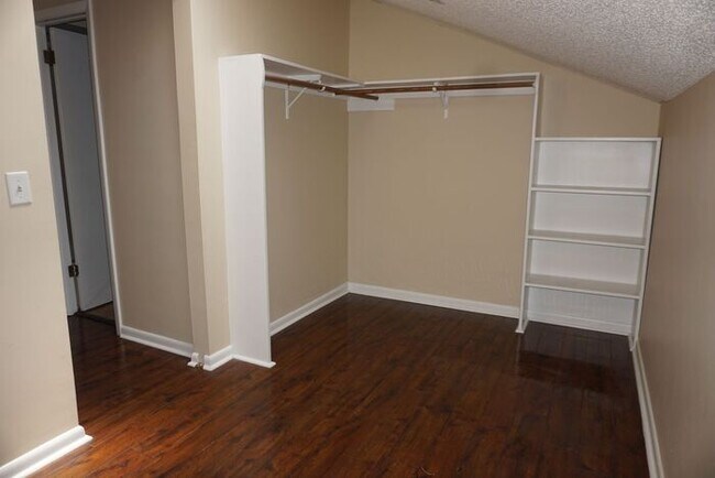 Building Photo - Beautiful 2/2 townhome located near NAS Jax