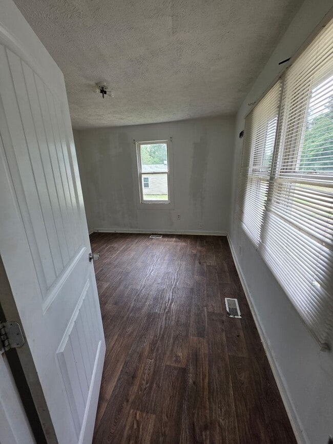 Building Photo - 2BEDROOM 1BATH