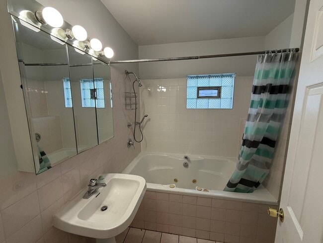 Building Photo - 4844 W Montrose Ave