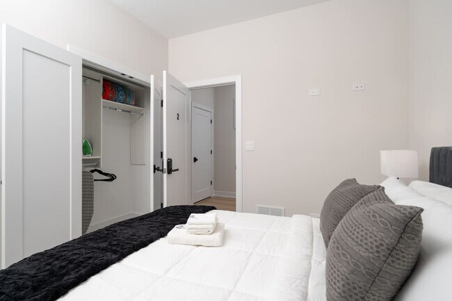 Building Photo - 3723 S Giles Ave