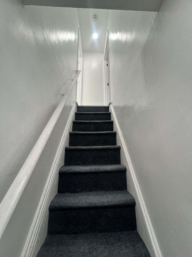 Building Photo - 22 1/2 Seward Ave