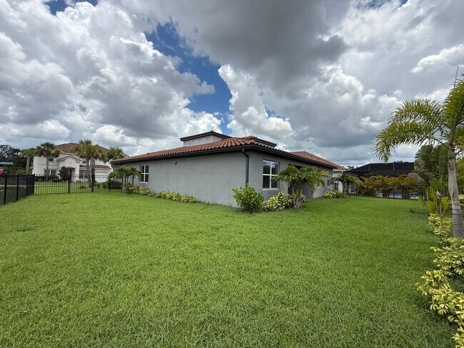 Building Photo - 5 Bedroom 4 Bath W/Office & 3-Car Garage (...
