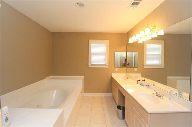 Building Photo - 1060 River Valley Dr