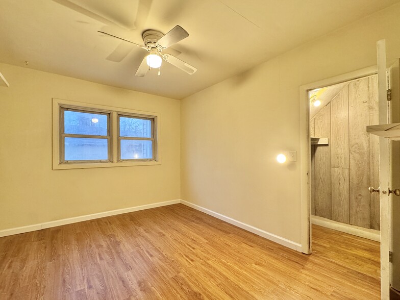 Building Photo - 1027 Saint Clair Ave