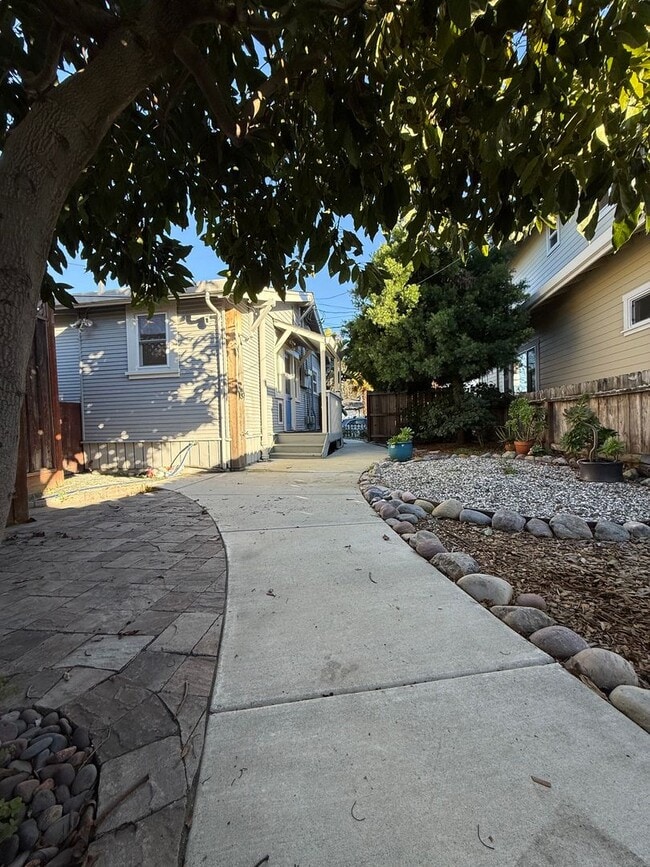 Building Photo - 323 Mountian View Ave