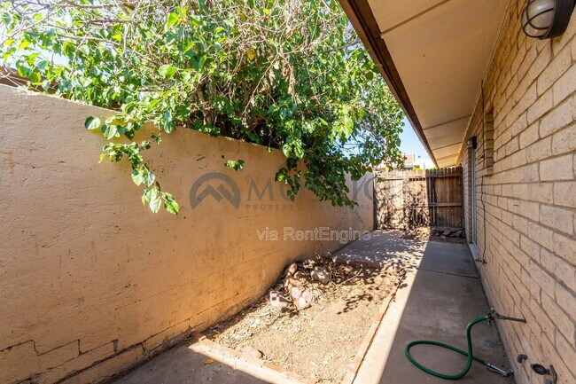 Building Photo - 1204 S McClintock Dr