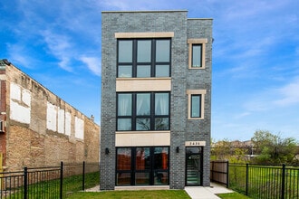 Building Photo - 2431 W Congress Pkwy