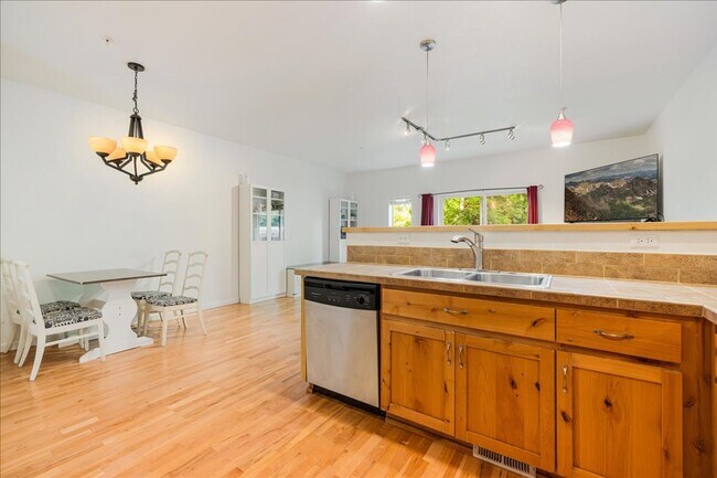 Building Photo - Crisp, Updated Townhome Near Nike & Shopping